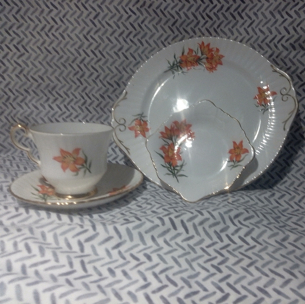 1 set tea cup with and saucers